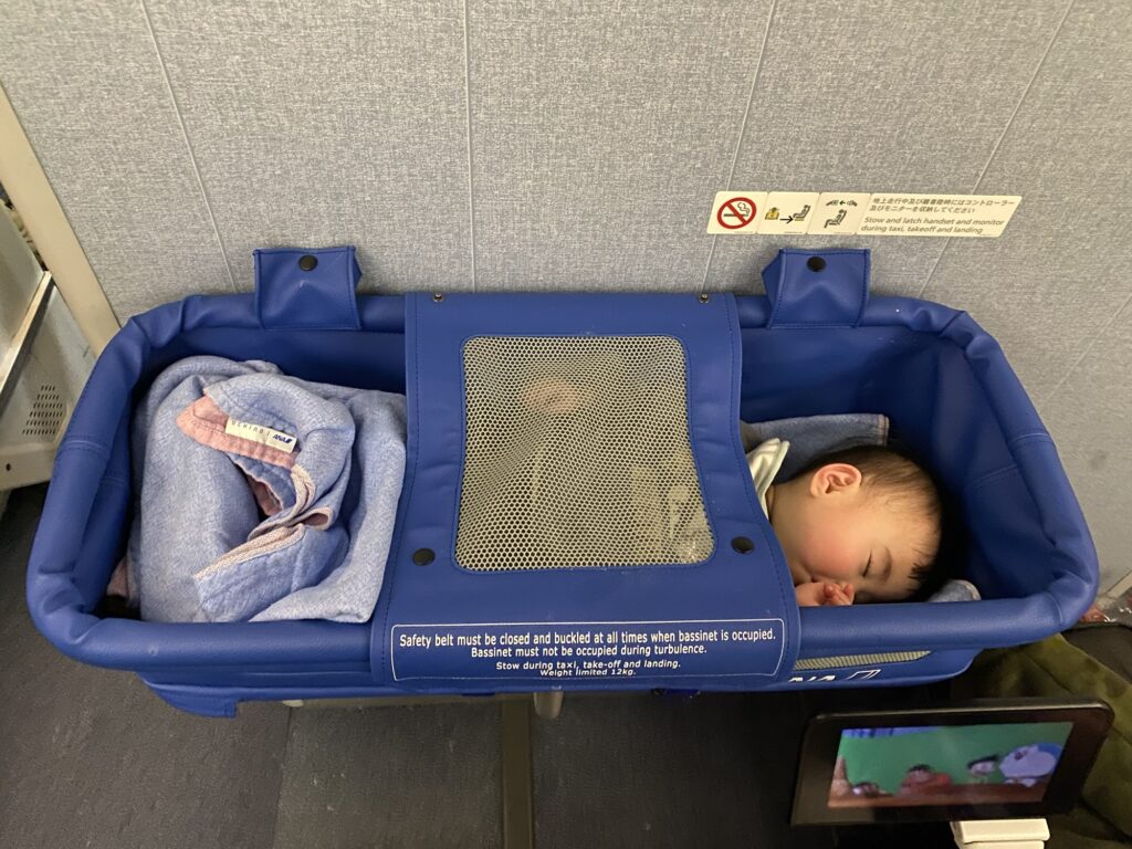 赤ちゃん連れ飛行機で本当に役立った便利グッズ